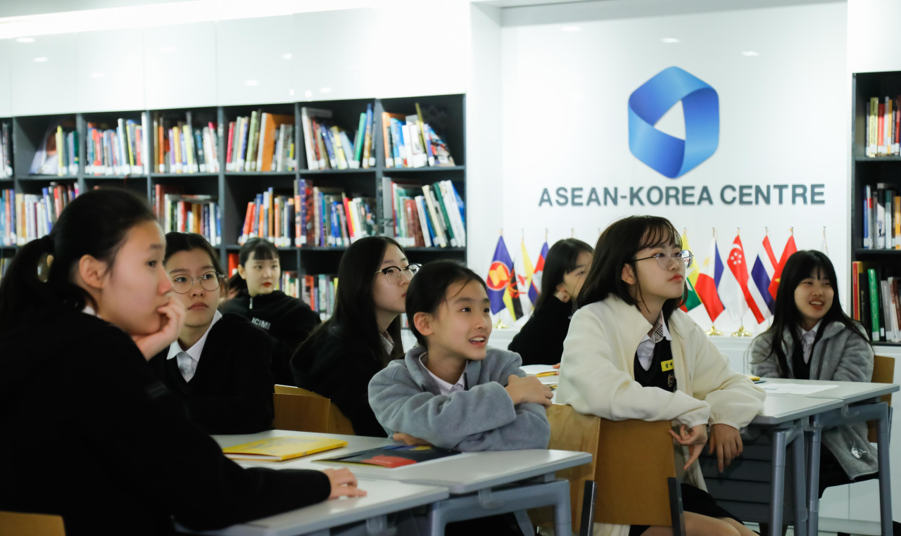 Students attend a session on relations between ASEAN and South Korea.