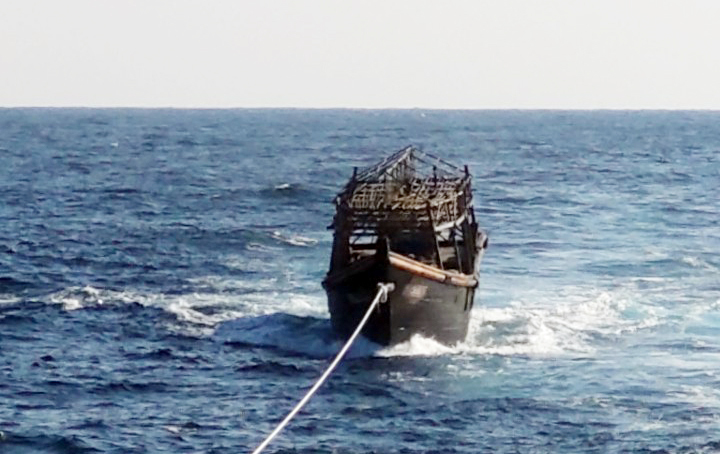 The South Korean Navy tows a North Korean wooden boat to the North on the East Sea, Nov. 8. (Yonhap)
