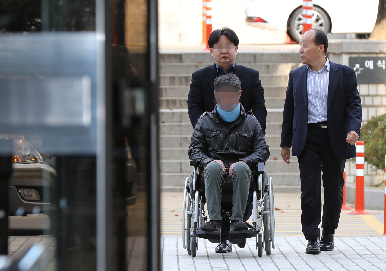 Former Justice Minister Cho Kuk's brother in a wheelchair. (Yonhap)