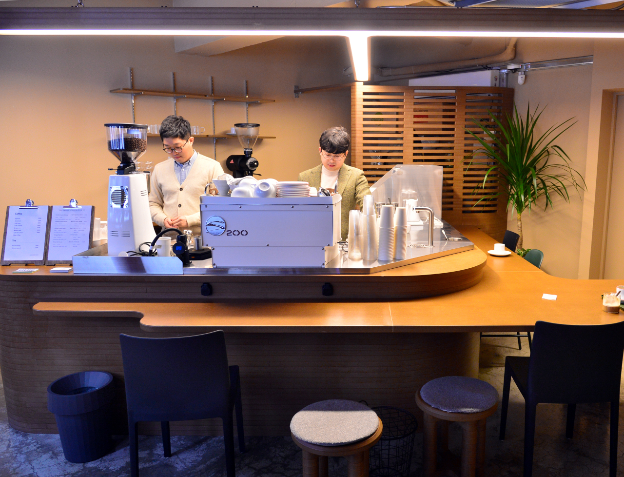 Brothers Ko Tae-young (right) and Ko Young-soo put the spotlight on small-batch brews at Vinter Coffee Bar. (Park Hyun-koo/The Korea Herald)