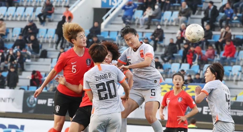Hong hye-ji, a defender of the South Korea women's football team, heads the ball in a match with China on Dec. 10 at the Gudeok Stadium, Busan. (Yonhap)