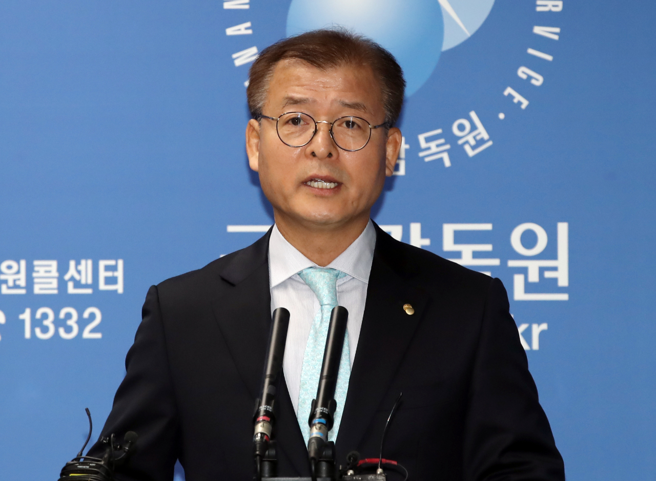 Jung Sung-woong, deputy governor of the Financial Supervisory Service, holds a press briefing in Seoul on Friday, explaining a decision made by the FSS Dispute Settlement Board to recommend that local banks pay compensation for misselling currency-linked derivatives to local companies over 10 years ago. (Yonhap)
