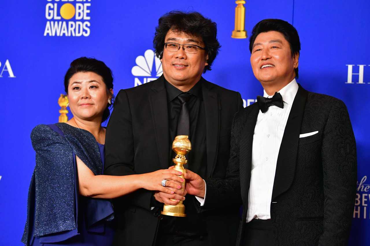Director Bong Joon-ho (center), actress Lee Jeong-eun (left) and actor Song Kang-ho pose for a photo during the 77th Golden Globe Awards in Beverly Hills, California, Sunday. (AFP-Yonhap)