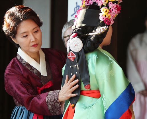 An event hosted by the Korean Royal Costume Research Institute in downtown Seoul in October 2018 showcases clothing for Korean traditional weddings. (Culture Ministry)