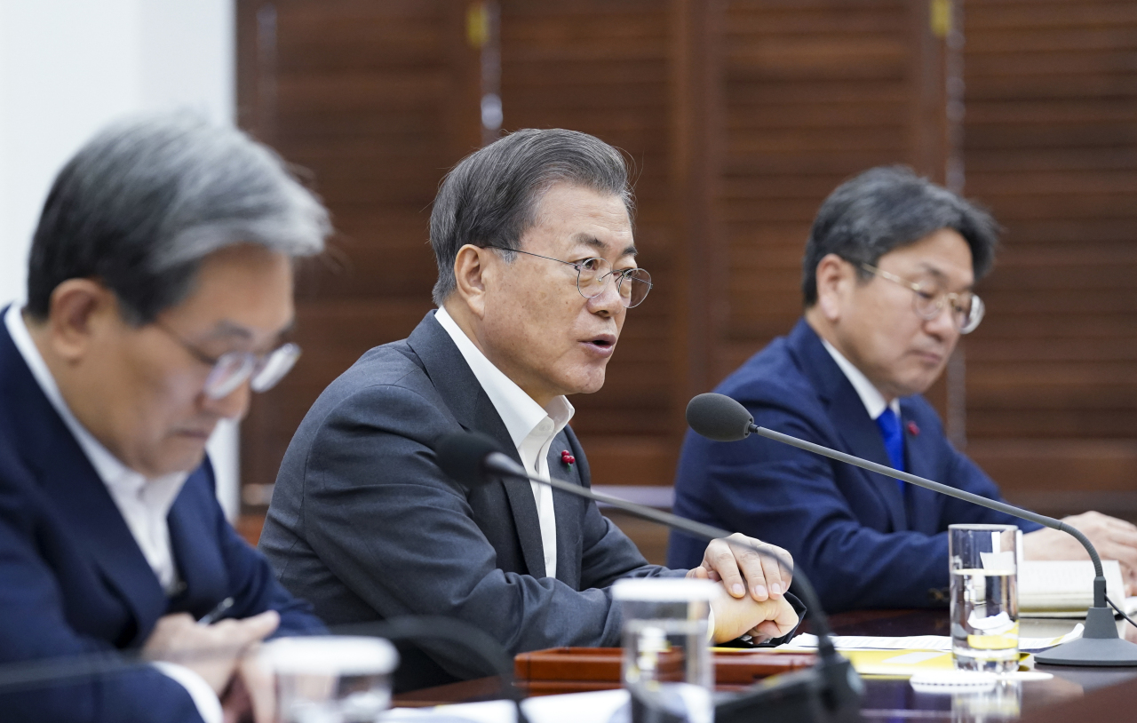 President Moon Jae-in speaks during a meeting with Prime Minister Chung Sye-kyun on Friday. Yonhap