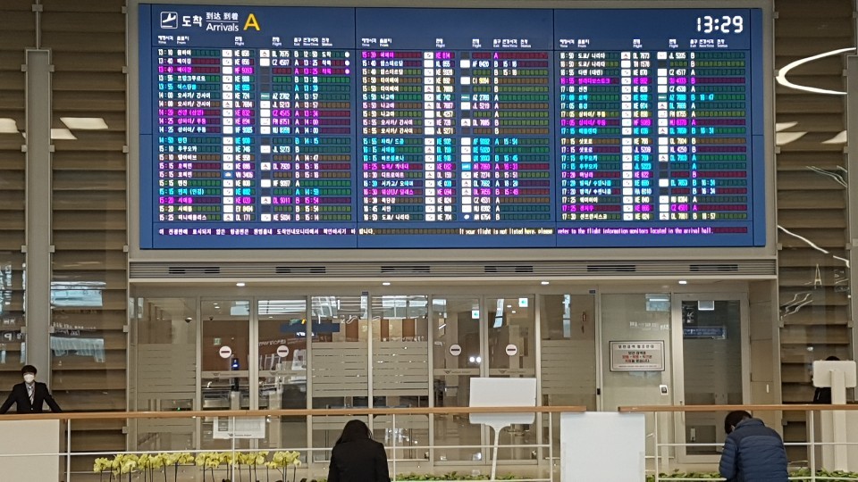 Starting Tuesday, visitors from China have to go through Arrival Gate A at Terminal 2 in Incheon Airport before going through quarantine procedures. Gates A and F at Terminal 1 serve as the exclusive entrances for travelers entering Korea from virus-hit China. (Choi Si-young/The Korea Herald)