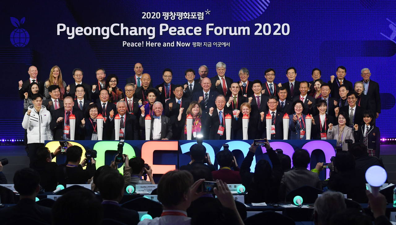 Speakers and guests of the PyeongChang Peace Forum 2020 pose for photos Sunday in PyeongChang, Gangwon Province. (Yonhap)