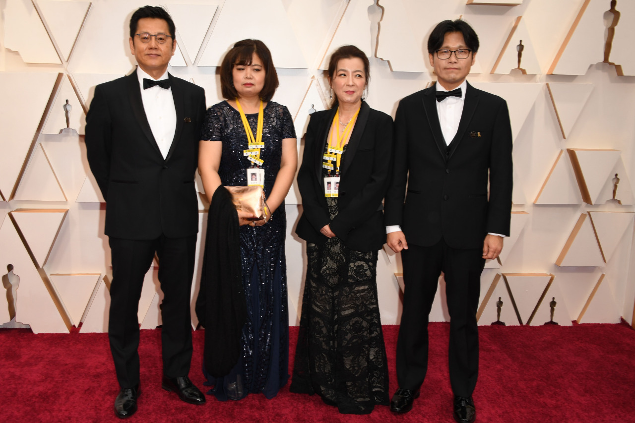 Gary Byung-seok Kam (left), producer of the short documentary “In the Absence,” arrives with director Yi Seung-jun (right) and mothers of Sewol ferry victims Kim Mi-na and Oh Hyun-ju for the 92nd Oscars at the Dolby Theatre in Hollywood, California, Sunday (AFP-Yonhap)