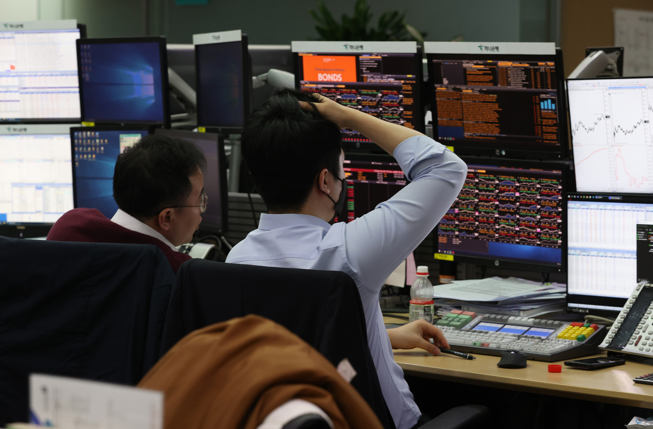 Dealers monitor data at the foreign exchange dealing room of Hana Bank headquarters in Seoul on Tuesday. (Yonhap)