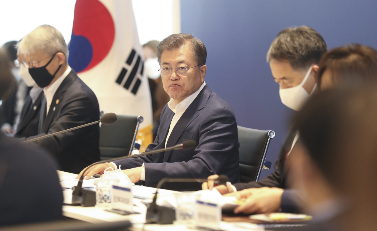 President Moon Jae-in speaks during a meeting with representatives of government bodies, universities, research institutions, hospitals and pharma companies on prospects for COVID-19 vaccines and therapeutics at Institut Pasteur Korea in Seongnam, Gyeonggi Province, Thursday. (Yonhap)