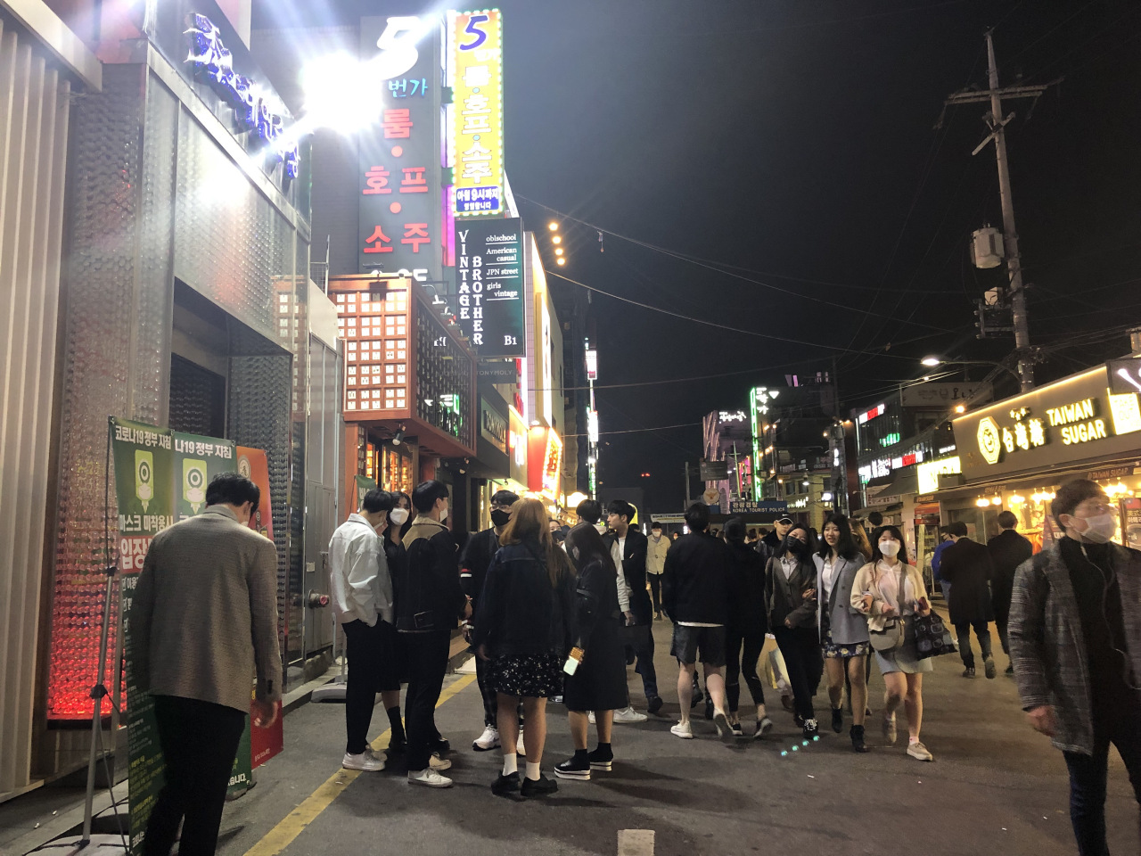 People hang out in the Hongdae nightlife district Saturday night. (Ock Hyun-ju/The Korea Herald)