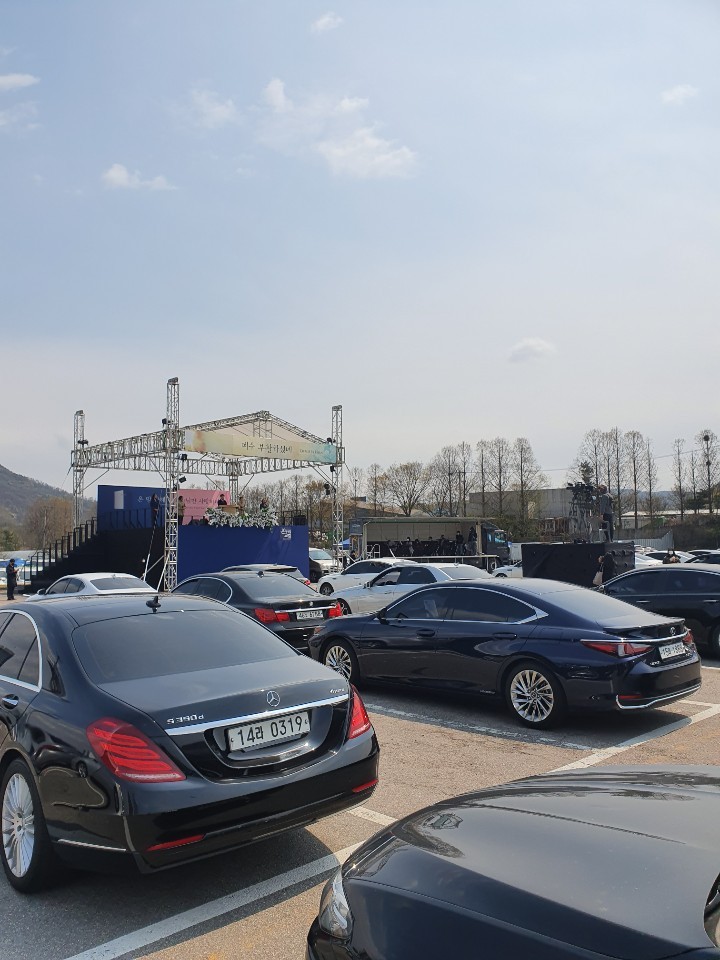 Over 200 cars are parked for Onnuri Church‘s drive-in Easter service. (Lim Jang-won/The Korea Herald)