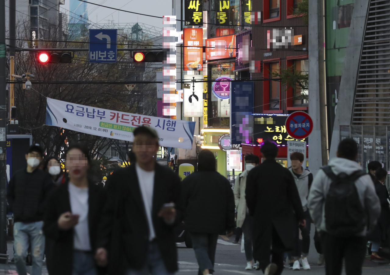 People fill the streets of Hongdae on Friday night despite social distancing. (Yonhap)