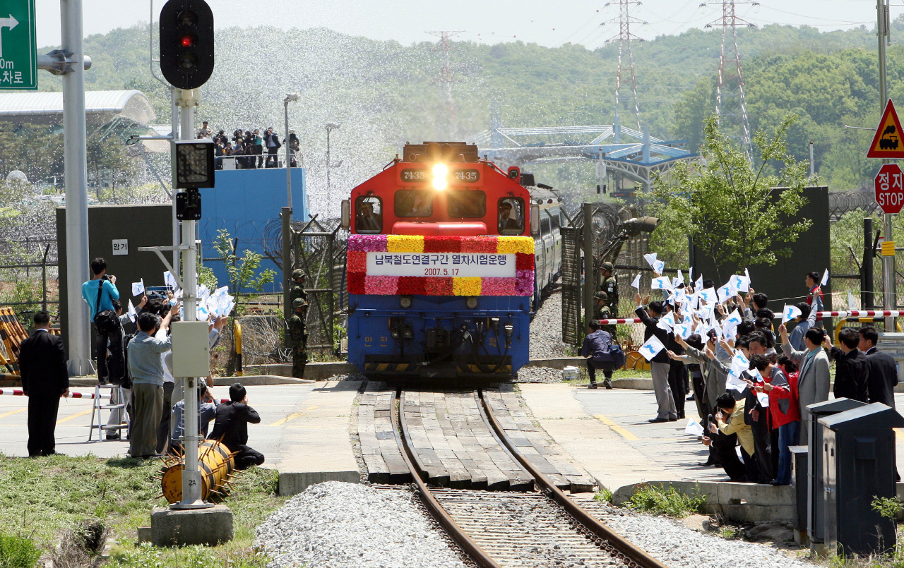 A train on Gyeongui Line crosses the border and heads toward the North Korean territory in 2007 on a trial-run. But the service was suspended since 2008. (Yonhap)