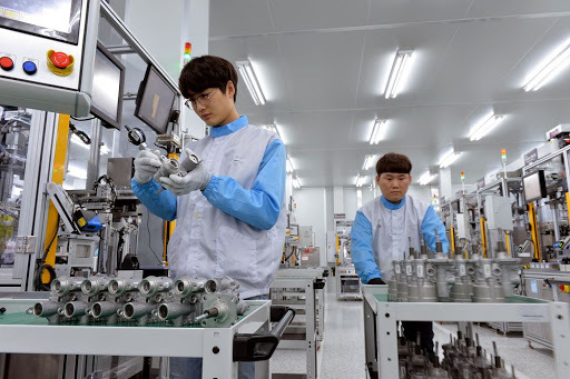 Hyundai Mobis employees are seen working at its factory. (Hyundai Mobis)