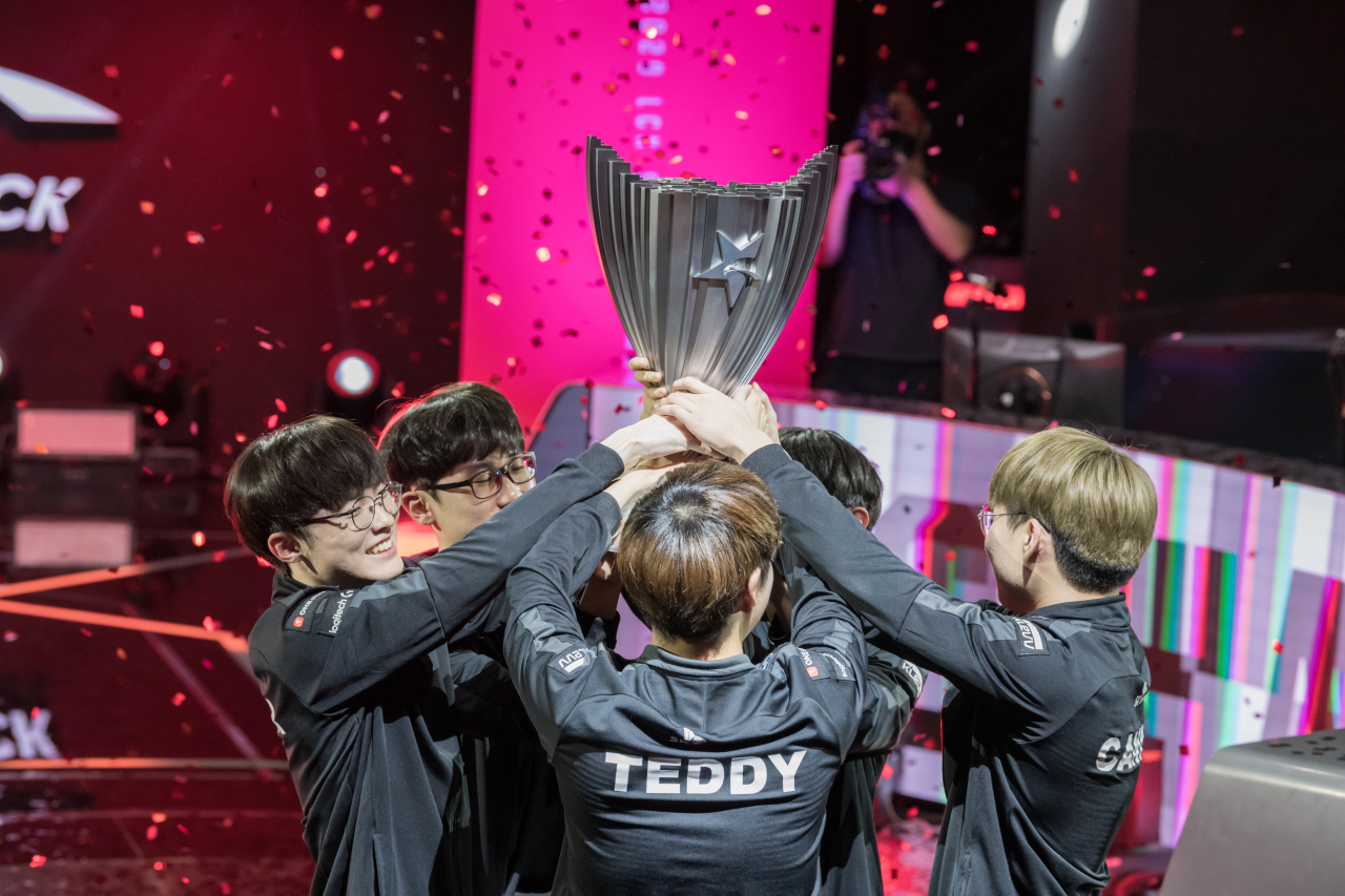 Players of T1 hoist the LCK trophy after sweeping GenG 3-0 in the LCK finals on Saturday at LoL Park Arena. (Riot Games)