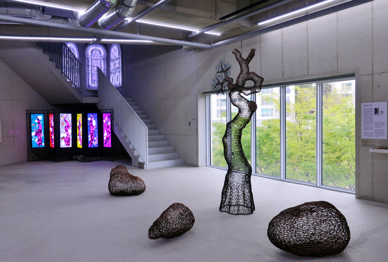 An installation shows “Serendipity” at Savina Museum of Contemporary Art, which runs until May 30. (Park Hyun-koo/The Korea Herald)