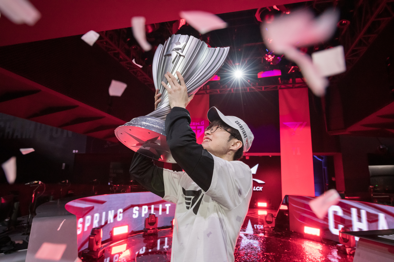 T1’s Faker holds up the LCK trophy after winning 2020 LCK Spring Finals on April 25 at LoL Park Arena in Seoul. (Riot Games)