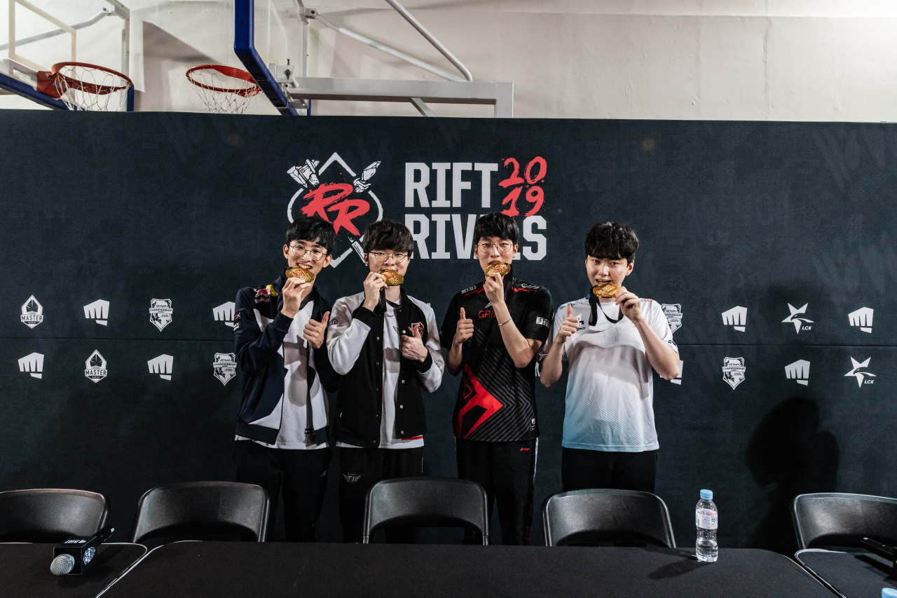 Players of LCK teams (from left) DRX, T1, Griffin and Damwon pose after winning the Rift Rivals against the LPL teams in 2019. (Riot Games)