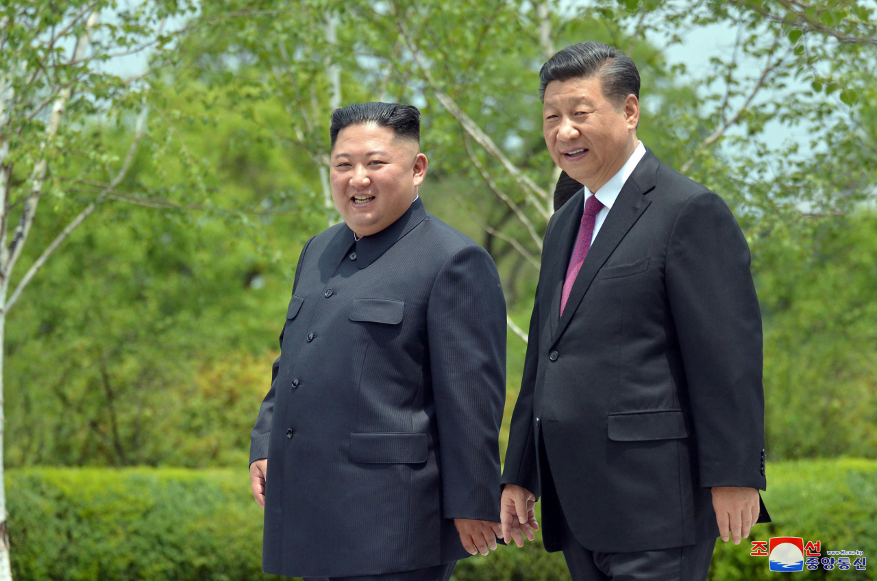 North Korean leader Kim Jong-un (left) and Chinese President Xi Jinping (KCNA-Yonhap)