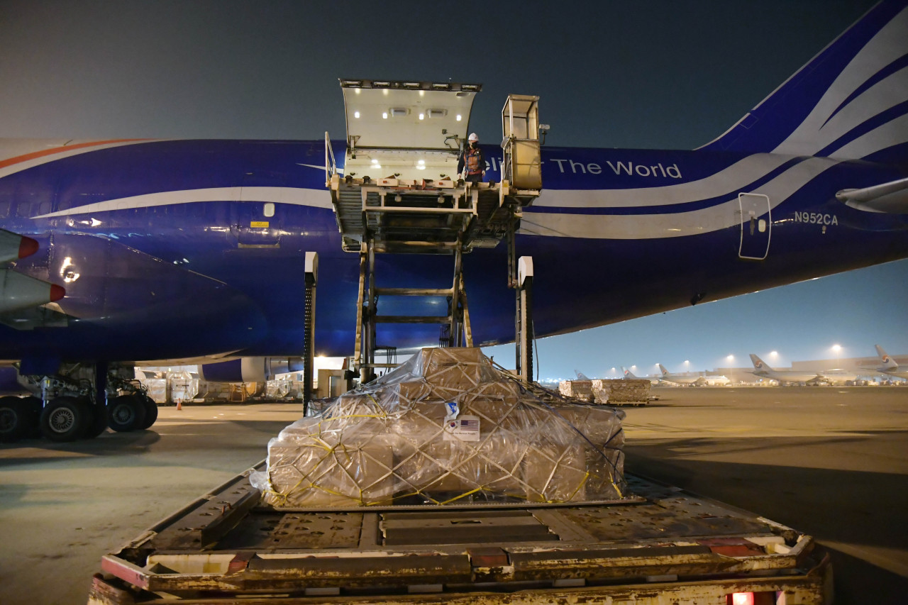 Boxes of masks are loaded onto a US cargo plane at Incheon International Airport, west of Seoul. (Ministry of Foreign Affairs)