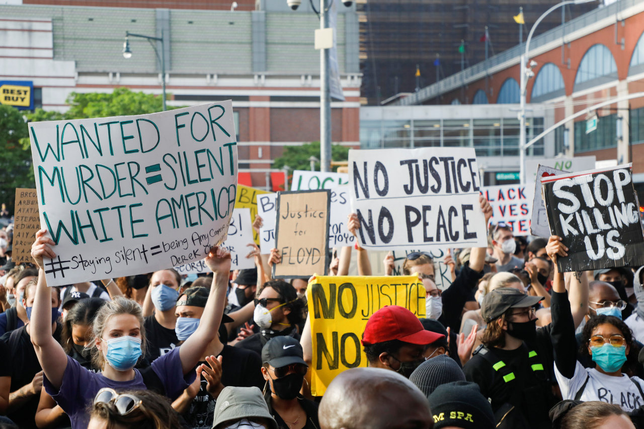 Protestors took to the street in Brookly, New York on May 29 following the death of George Floyd. (Reuters-Yonhap)