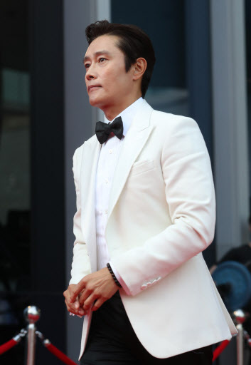 Lee Byung-hun of “Ashfall” enters to pose on the red carpet at the 56th Daejong Film Awards.