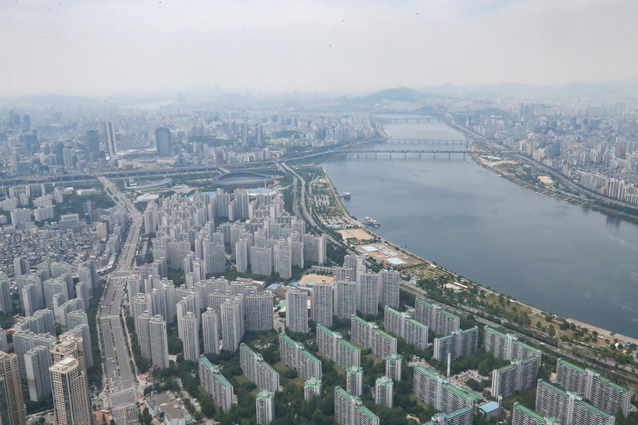 Apartment complexes are seen from Lotte World Tower’s sky lounge in Jamsil, Seoul. Transactions of apartments and land properties in Jamsil and Samseong-dong are subject to government approval under the new real estate regulation announced Wednesday. (Yonhap)