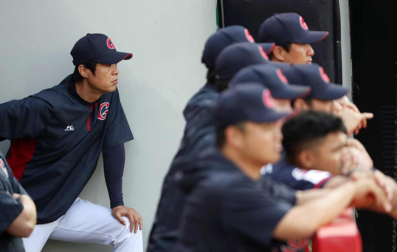 Lotte Giants manager Her Mun-hoe inside a dugout (Yonhap)