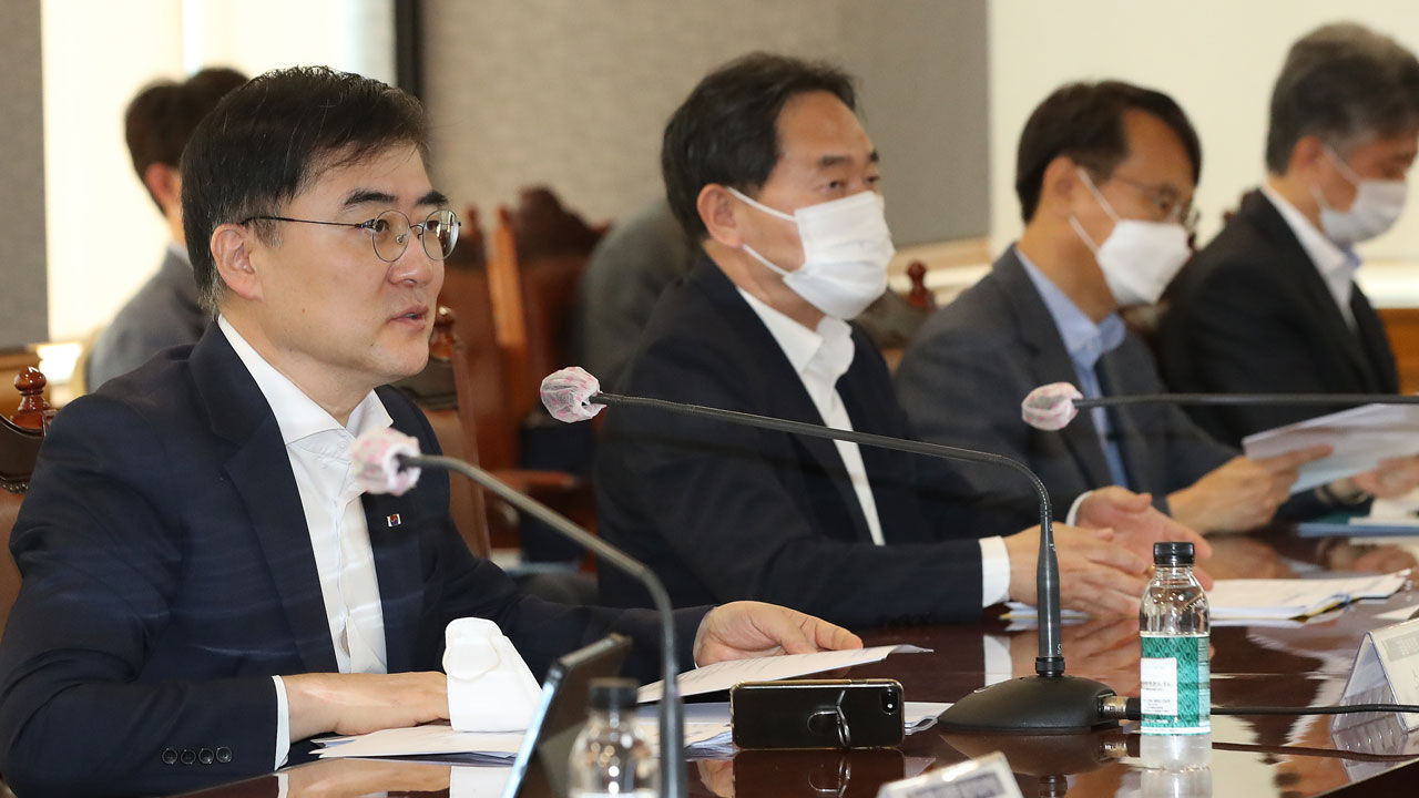 Financial Services Commission Vice Chairman Sohn Byung-doo (left) speaks during a meeting held Tuesday at the Korea Federation of Banks headquarters in Seoul. (Yonhap)