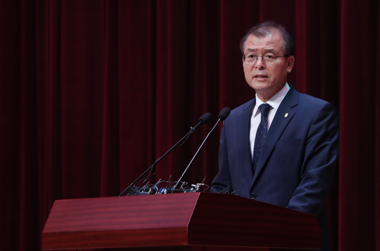 Financial Supervisory Service Deputy Gov. Jung Sung-woong gives a brief on the watchdog’s decision to advise banks and brokerages to fully return the principal investments to customers they missold Lime Asset Management funds to. (Yonhap)