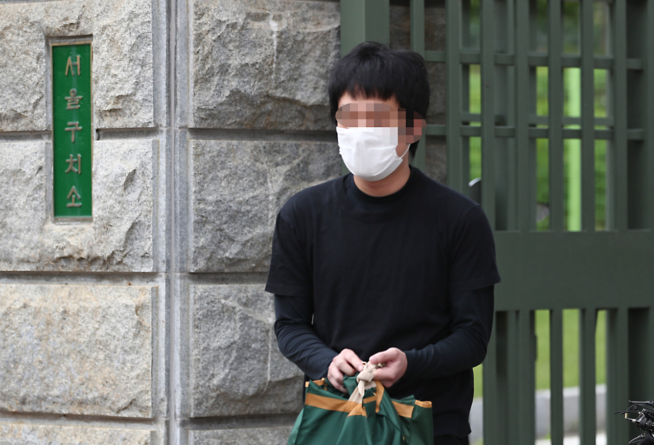 Son Jong-woo walks free Monday from a detention center in Seoul after a local court ruled not to extradite him to the US earlier in the day. Son is the master mind behind the US-based child porn website, Welcome to Video, which contained more than 250,000 videos, or around 8 terabytes of child pornography. (Yonhap)