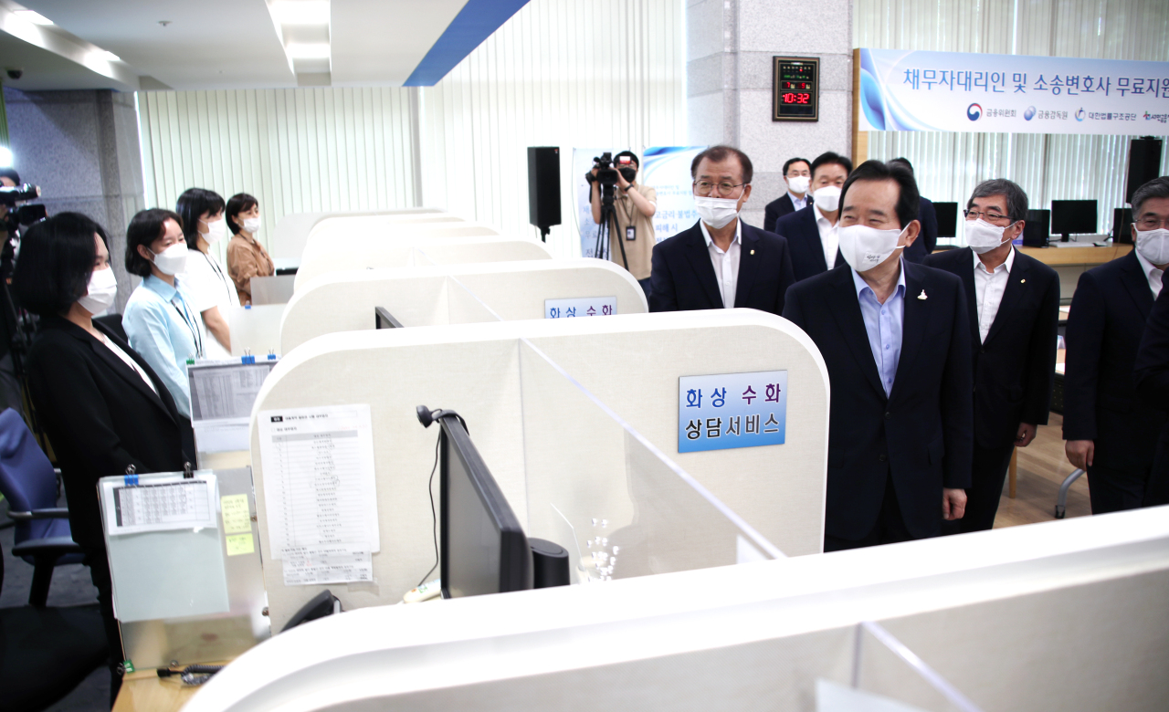 Prime Minister Chung Sye-kyun on Thursday visits the FSS’ counseling center set up to respond to consumer damages caused by unregistered private lending. (Yonhap)
