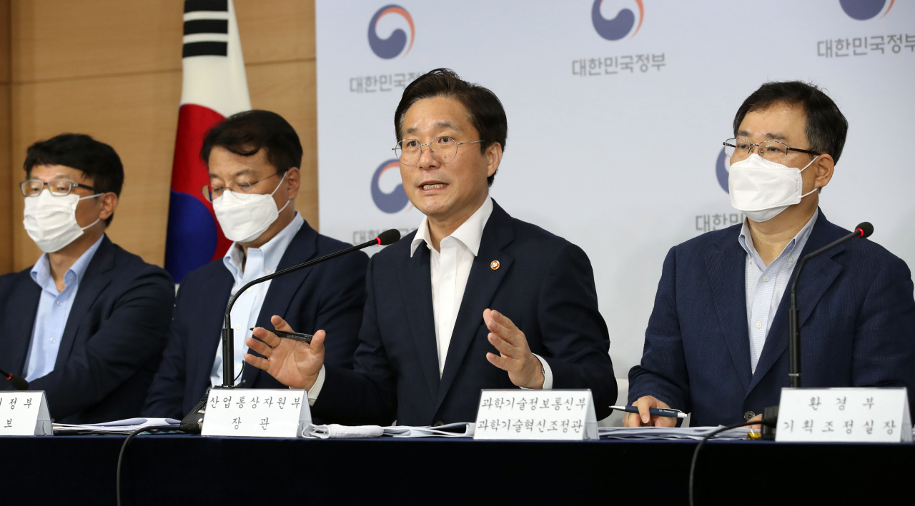 Industry Minister Sung Yun-mo speaks during a briefing held at the government complex in Seoul, Wednesday (Yonhap)