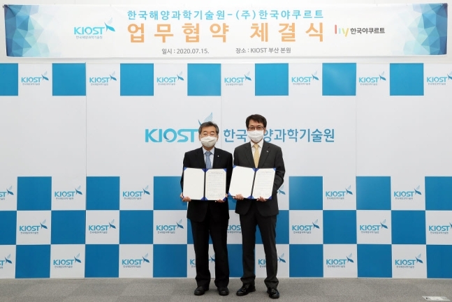 Korea Yakult CEO Kim Byung-jin (right) and KIOST President Kim Woong-seo pose after signing an MOU at Korea Institute of Ocean Science and Technology in Busan on Wednesday. (Korea Yakult)