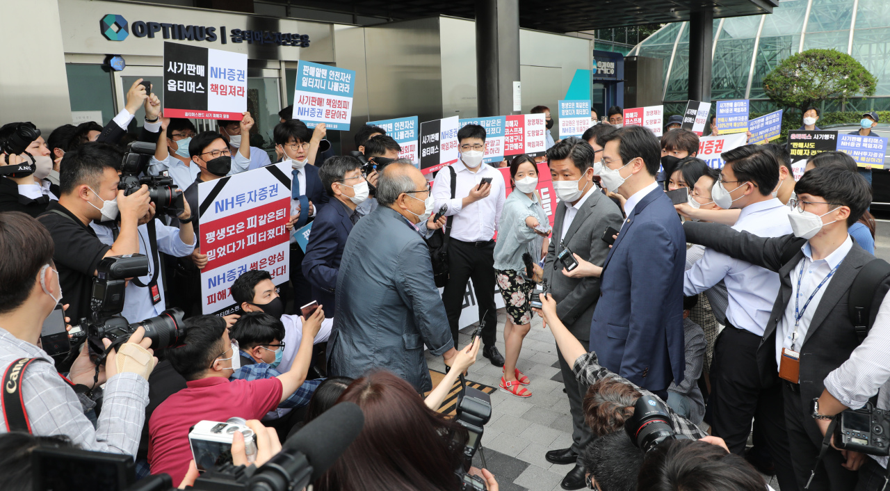 Investors who claim to be victims of Optimus Asset Management’s alleged fraud scheme meet lawmakers of the main opposition United Future Party investigating irregularities surrounding South Korea’s hedge fund management at the troubled company in Seoul on Wednesday. (Yonhap)