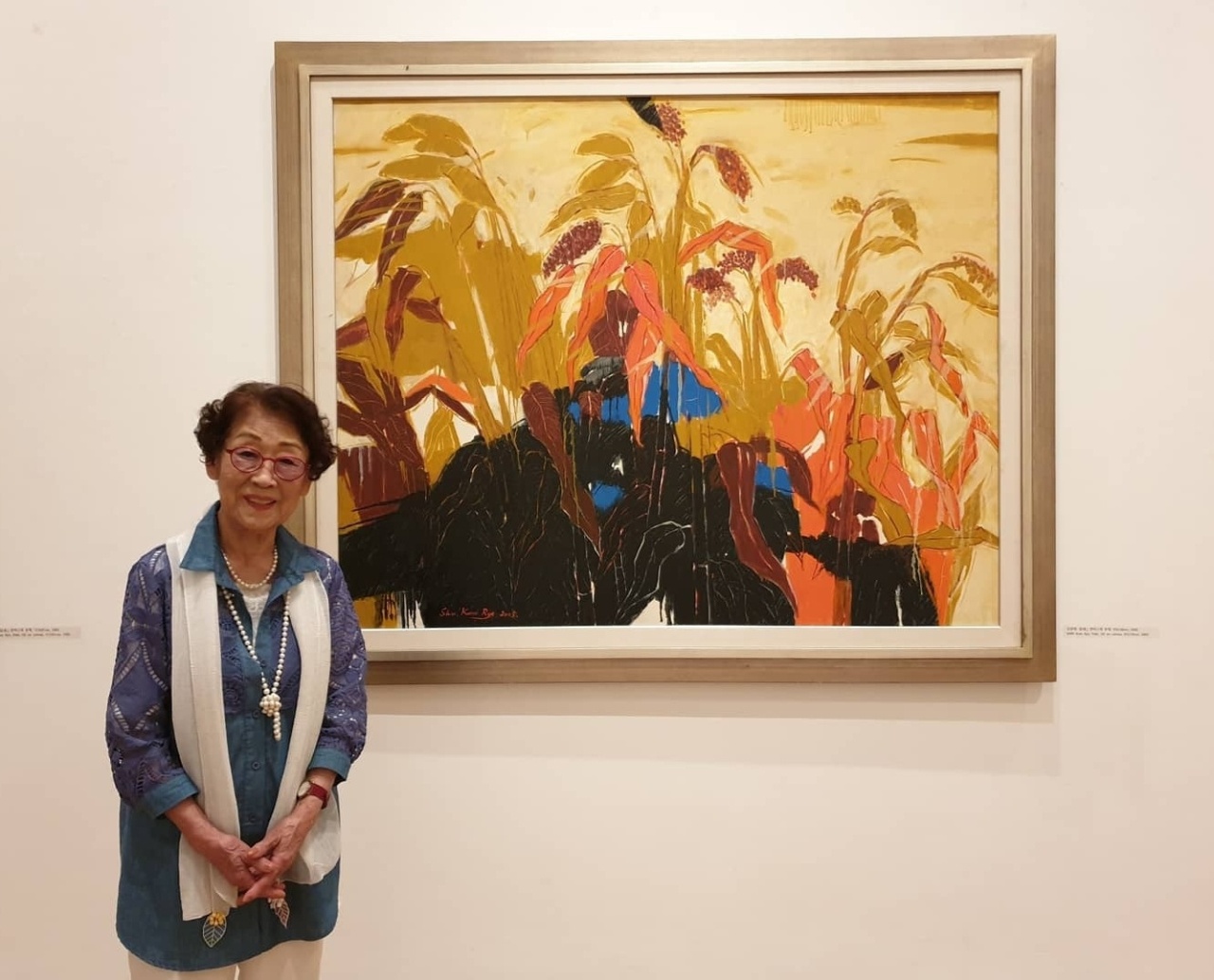 Shin Kum-rye stands in front of “Path” at her solo exhibition “The Spirit of Painting” at Whanki Museum in Seoul (Whanki Museum) 