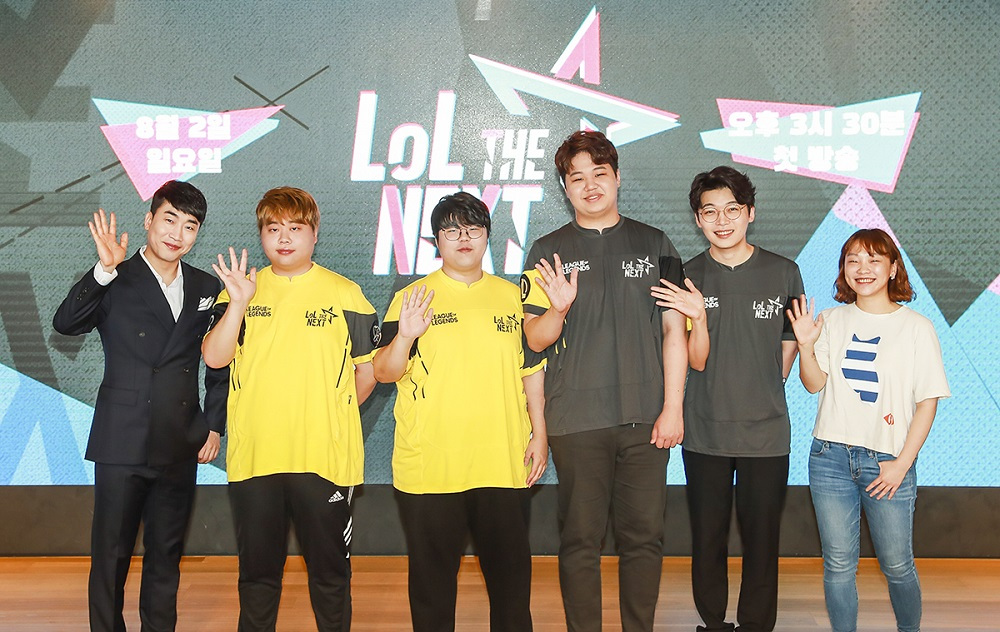 LoL Champions Korea esports commentator Seong Seung-hun (left), the four mentors and program director Yeo Ji-hee (right) pose at the “LoL the Next” press conference July 27. (Riot Games)