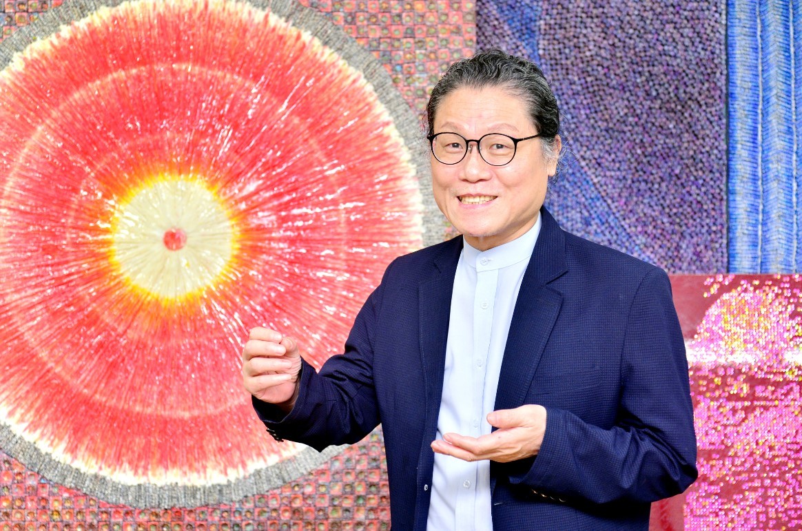 Emographic artist Huh Hwe-tae poses in front of his new work,“The Vibration of a Heart,” at his studio in central Seoul. (Park Hyun-koo/The Korea Herald)