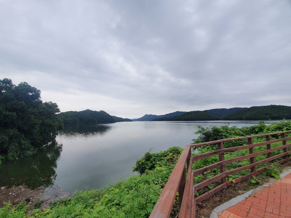 Daecheong Lake next to the Lohas Family Park trail (Lim Jang-won / The Korea Herald)