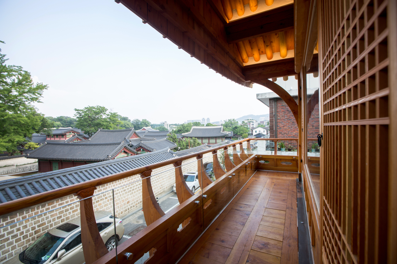 View of Changdeokgung from the second-floor terrace of Sogongheon. (Sogongheon)