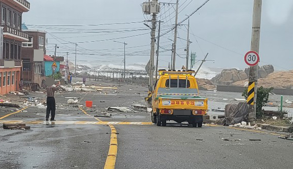 Traffic is restricted Monday at a coastal motor road in Busan from danger of high waves and strong winds accompanied by Typhoon Haishen. (Yonhap)