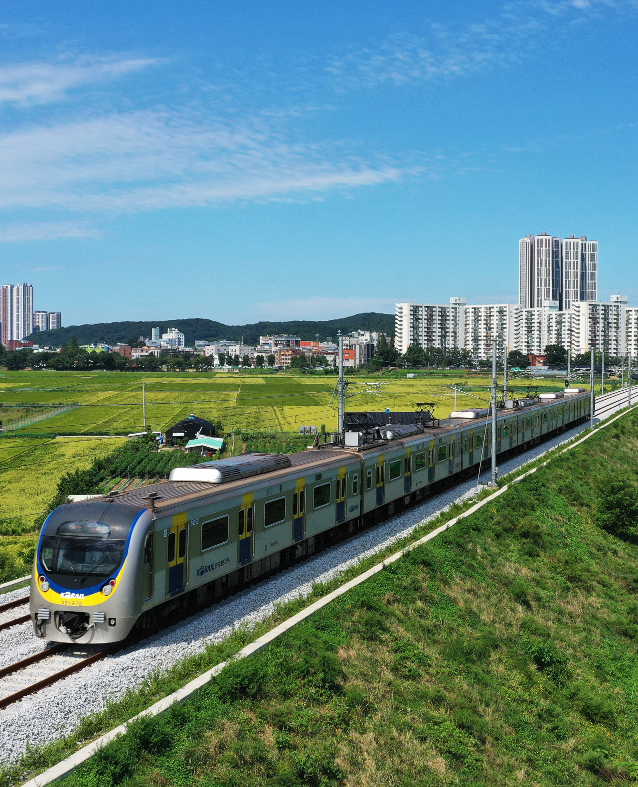A train is on a test run Tuesday ahead of the full opening of the new Suin Line on Saturday that will link Suwon, Gyeonggi Province, and Incheon in 70 minutes. (Yonhap)