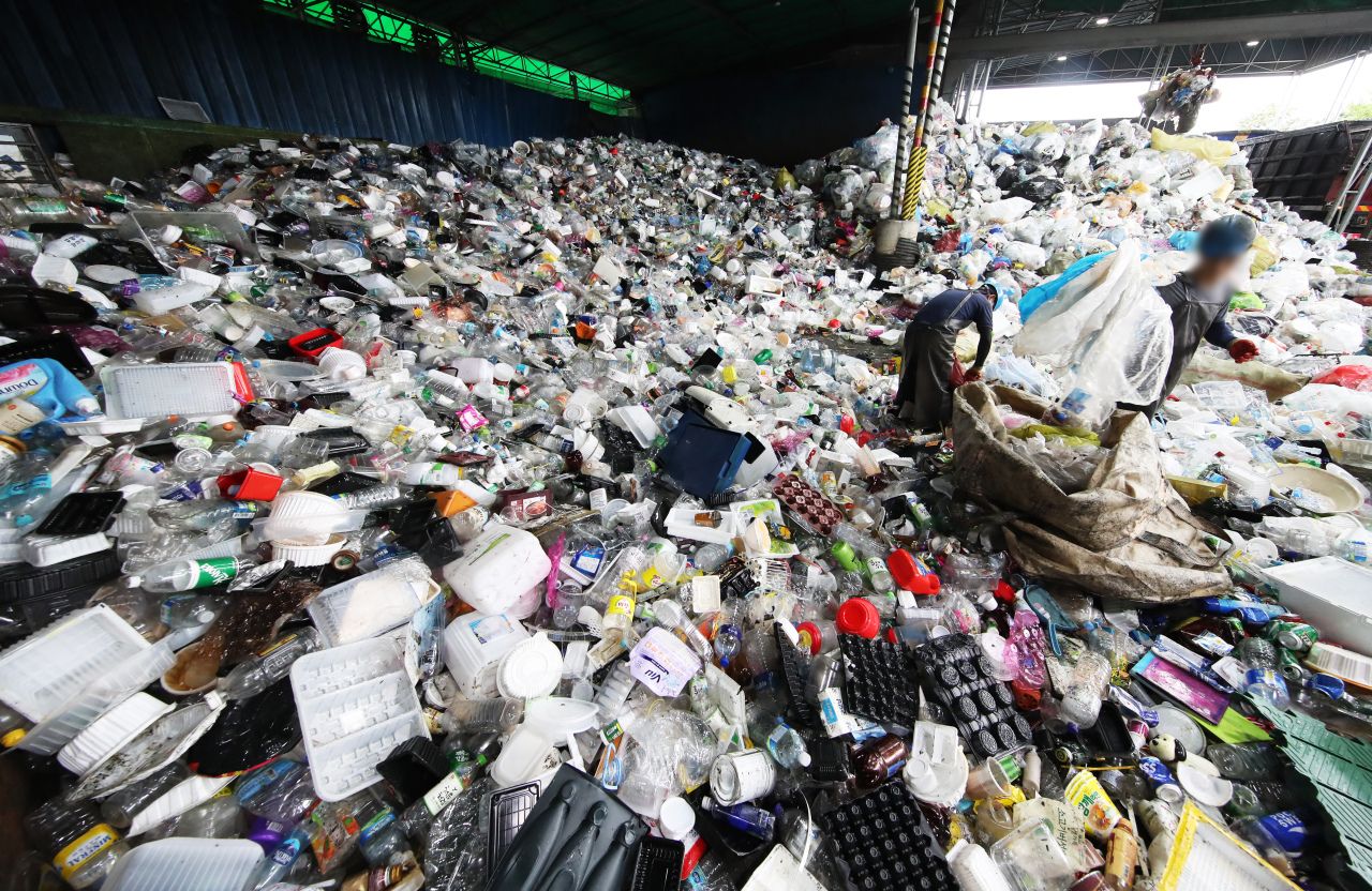 Trash is piled up at a recycling cetner in Yongin, Gyeonggi Province. The amount of recyclable waste has sharply risen as Korea struggles to curb a second wave of COVID-19 infections. (Yonhap)
