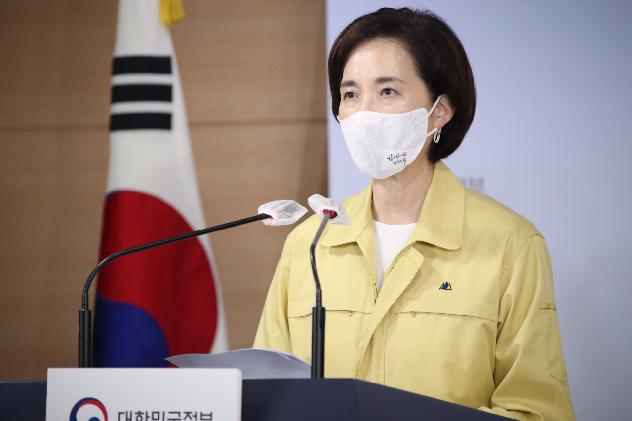 Education Minister Yoo Eun-hae speaks Tuesday during a press briefing in Seoul. All kindergartens and elementary, middle and high schools in Seoul, Incheon and Gyeonggi Province will allow students to return to classrooms from Sept. 21. (Yonhap)