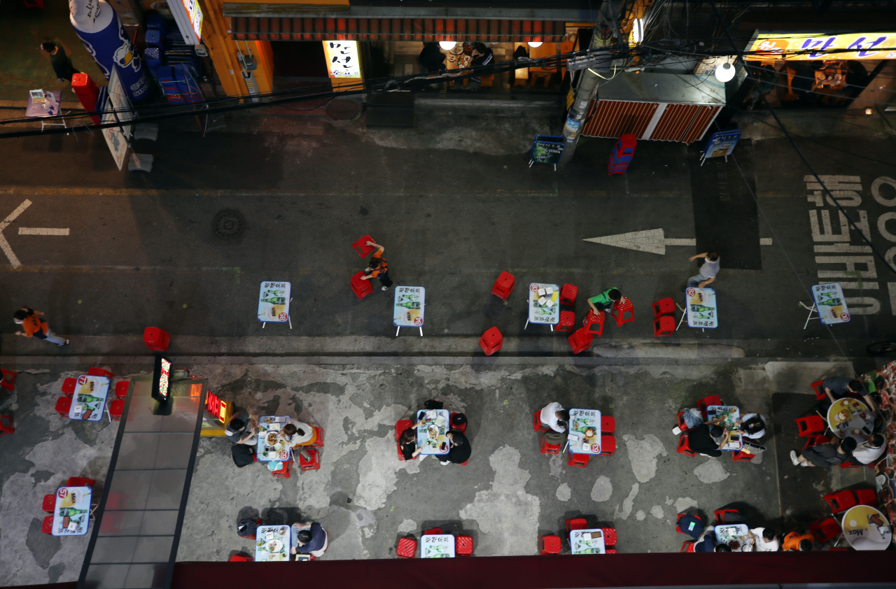 A restaurant in a central Seoul district offers outdoor seating Monday evening to maintain social distancing. (Yonhap)