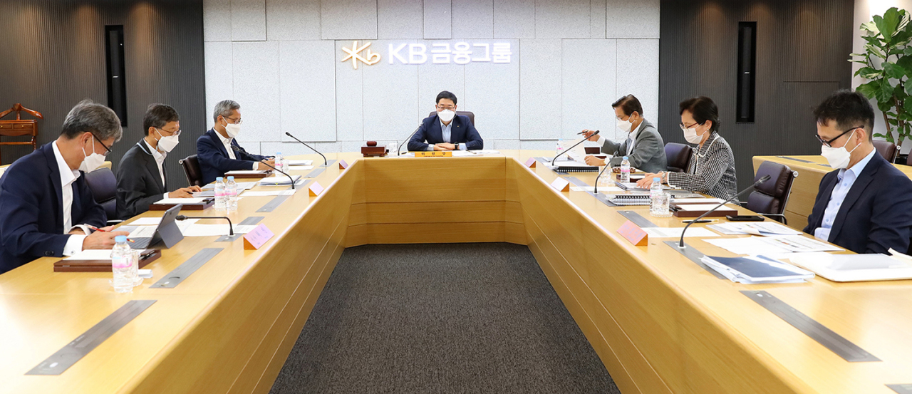 KB Kookmin Bank president Heo In (left), KB Financial Group Chairman Yoon Jong-kyoo and the board of directors participate in the group’s ESG committee held on Friday, Yeouido, Seoul. (KB Financial Group)