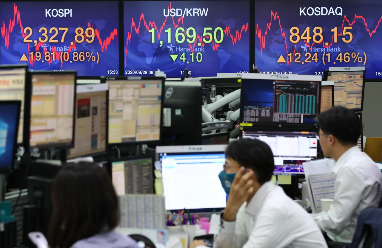 KEB Hana Bank employees watch stock and foreign exchange indexes in the's dealing room at the bank's headquarters in central Seoul on Sept. 29, the day before Chuseok holiday. (Yonhap)