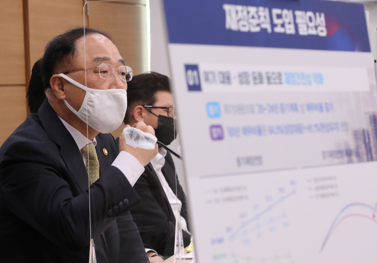 Finance Minister Hong Nam-ki attends press briefing on the government`s fiscal soundness plan at the Sejong government complex on Monday. (Yonhap)
