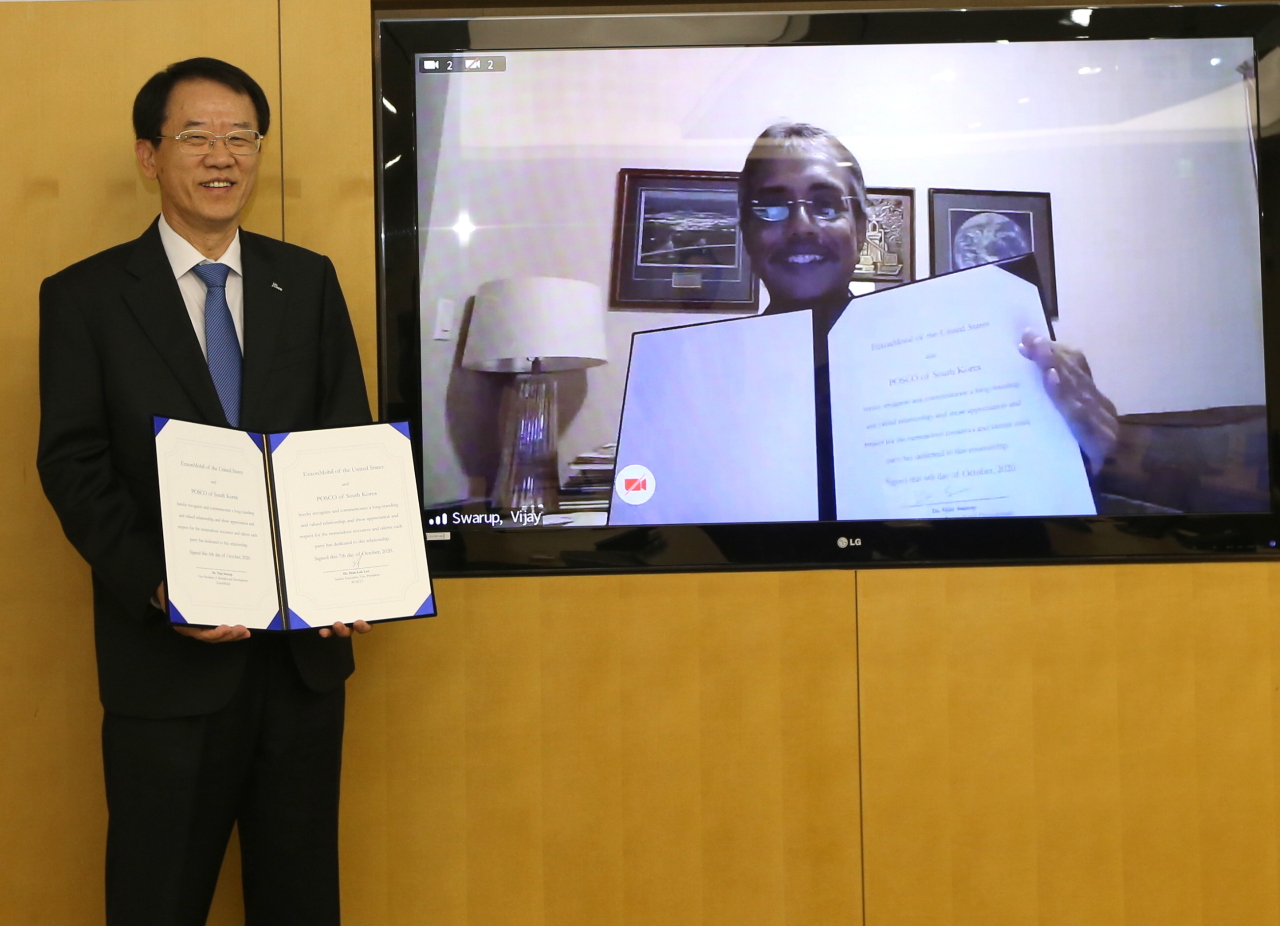 Posco Research Institute President Lee Duk-lak (left) and ExxonMobil Research and Engineering Vice President Vijay Swarup pose Wednesday during the inking ceremony. (Posco)